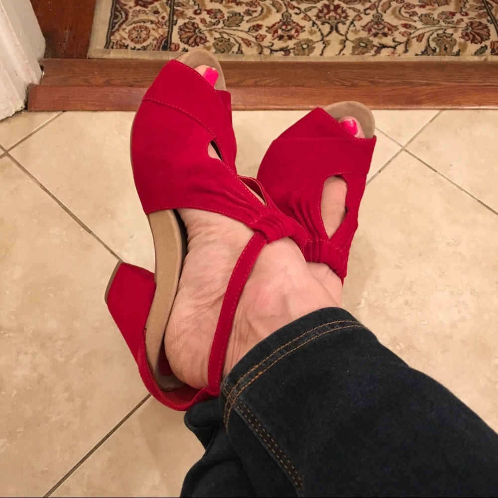 ❤️SALE❤️Earthies Peep Toe Heels Size 9